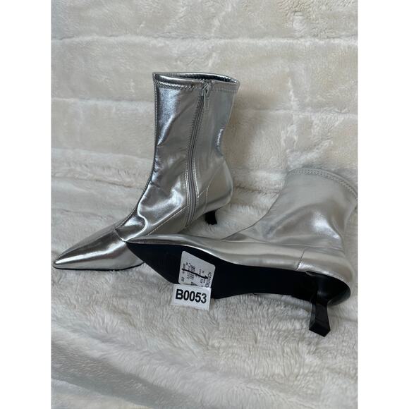 Abound Erinn NWOB 6.5 Kitten Heel Metallic Silver Boot Festival - Picture 4 of 5